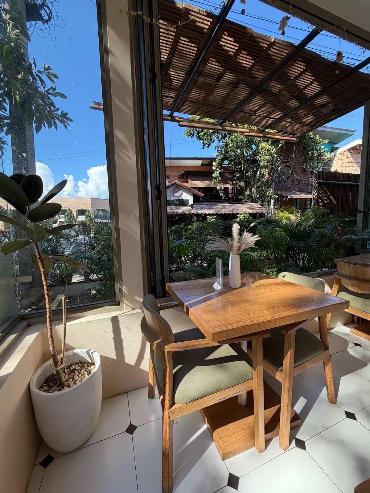 Janym Vegetarian/Vegan Restaurant & Yoga Studio Pai